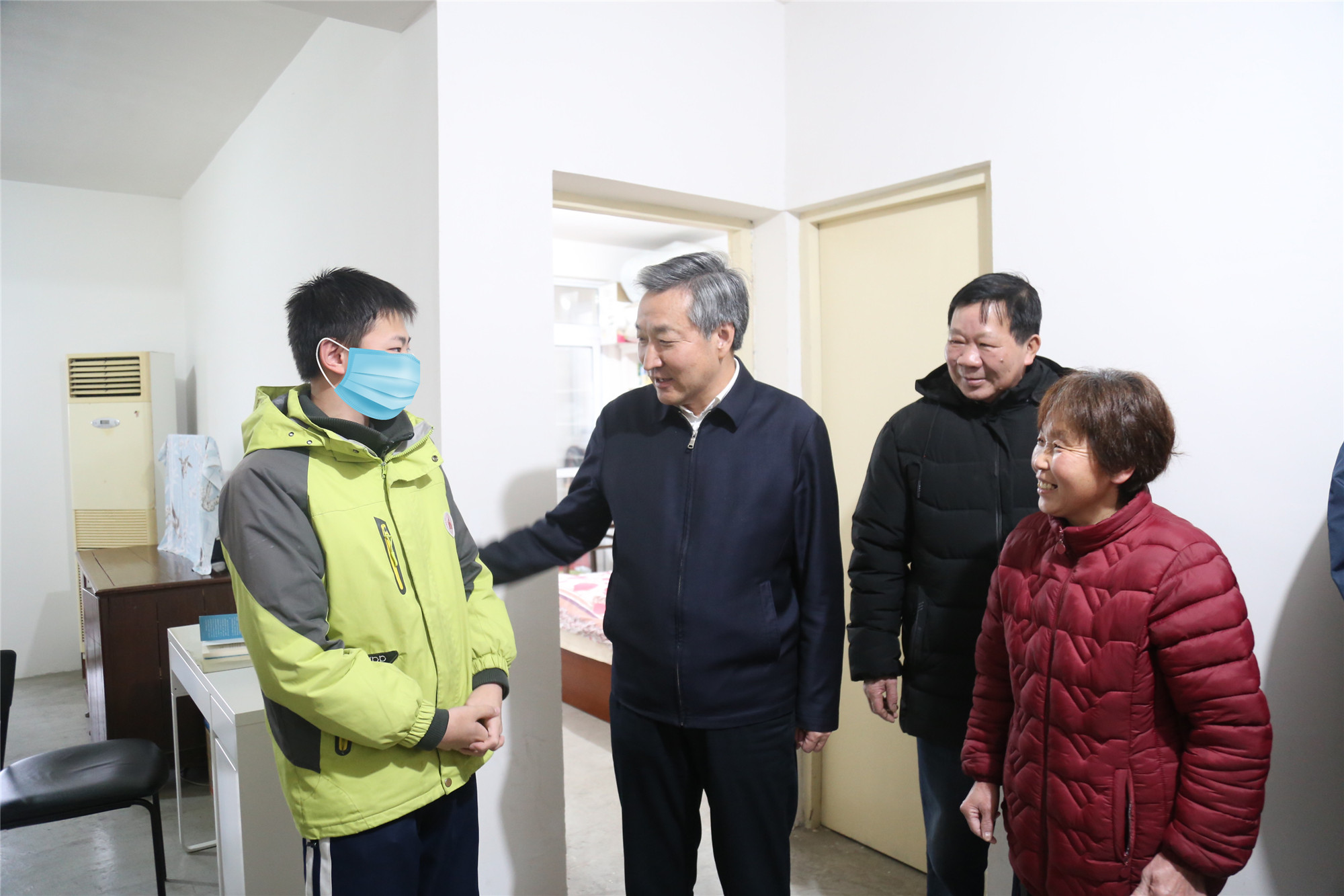 黄巍东参加“爱心护蕾”困境儿童关爱慰问活动