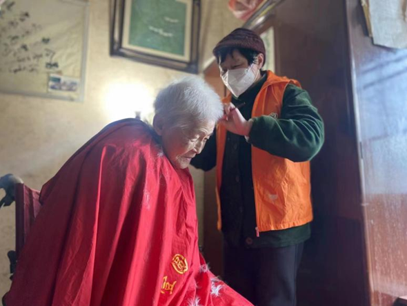 “壹圆理发室”八年服务3000人次