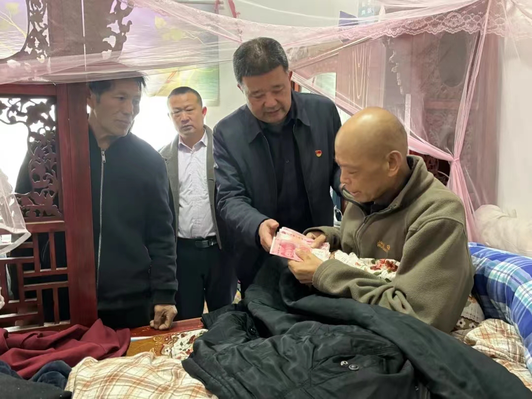 村民患重病 慈善送温暖
