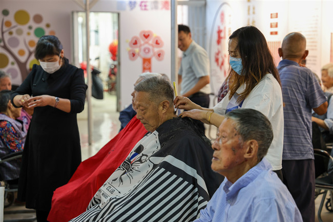 海安谭港村为80岁以上老人“爱心义剪”