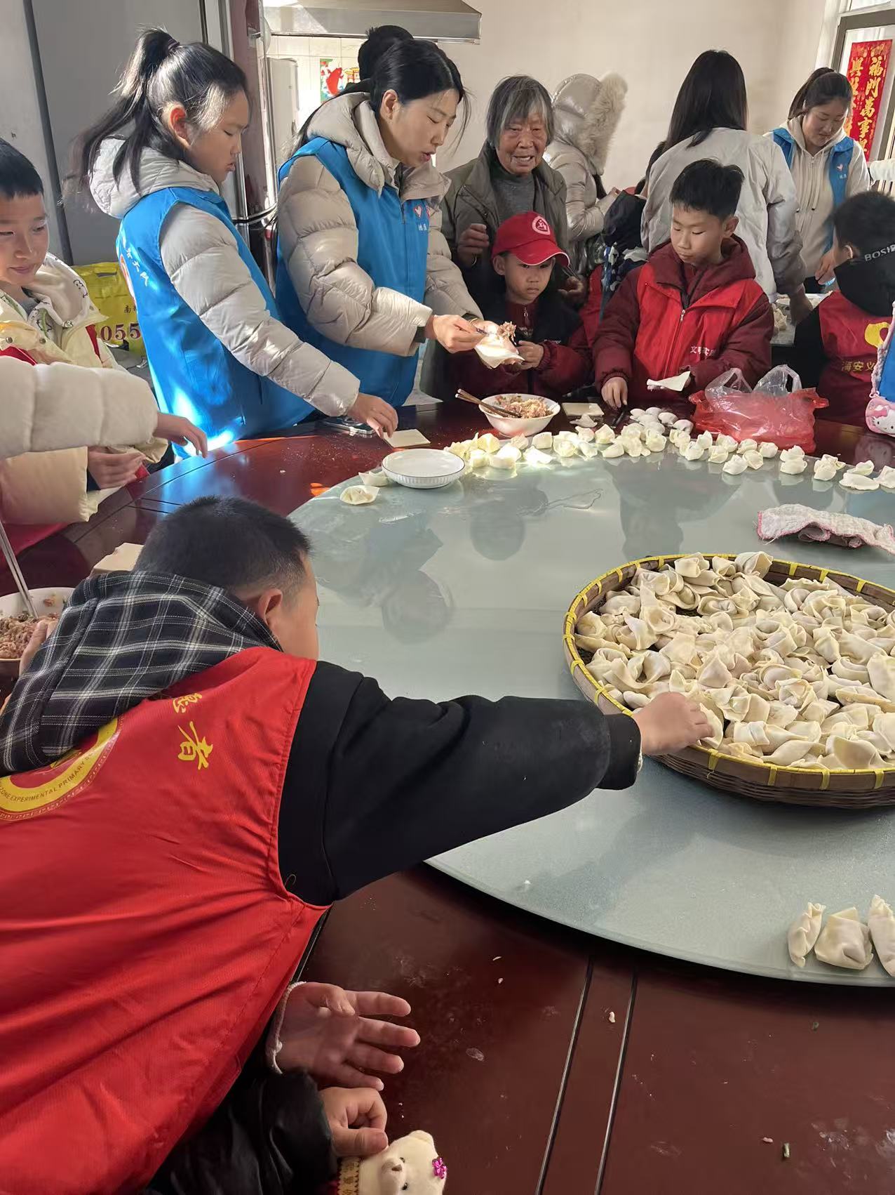 跟着宏燕学雷锋：水饺敬功臣，童心传薪火